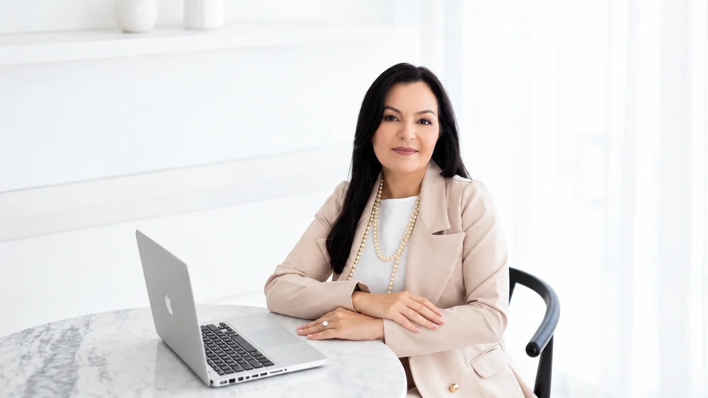 Dra. Christianne Taumaturgo sentada à mesa com notebook